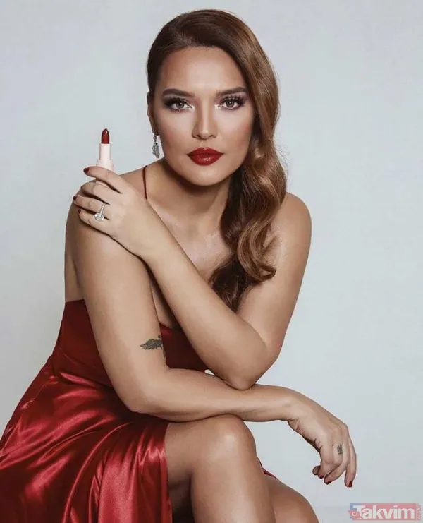 Bikinili Klip Ve Miami Sürprizi Geçtiğimiz Gün Bodrum'da Sahne Alan Demet Akalın, Sahne Öncesi Gazetecilerin Sorularını Yanıtladı. Kilosundan Memnun Olduğunu...