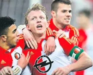 Hayat öpücüğü Dirk Kuyt’tan