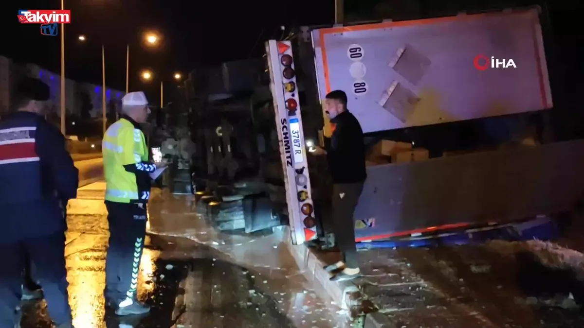 Mersin'de boya yüklü tır devrildi