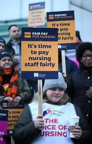 İngiltere'de kriz büyüyor! Sağlık sektörü çöktü ambulans çalışanları 10 yeni grev duyurusunda bulundu