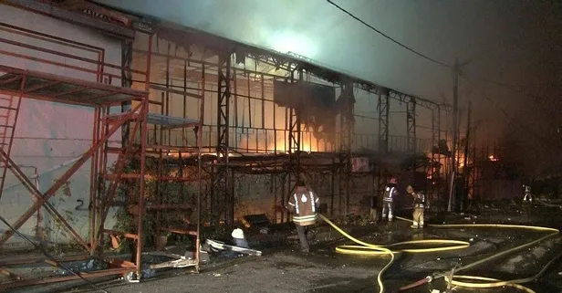 Küçükçekmece’de korkutan yangın: Bin metrekare alan küle döndü