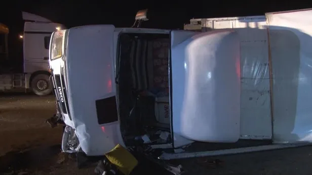 TEM Otoyolu'nda feci kaza! Hafif ticari araç kamyonete arkadan çarptı: 4 yaralı-4