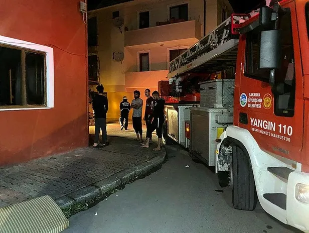 Sakarya’nın Adapazarı ilçesinde korkutan yangın: Sokağa çıkma kısıtlamasında evsiz kaldılar-1