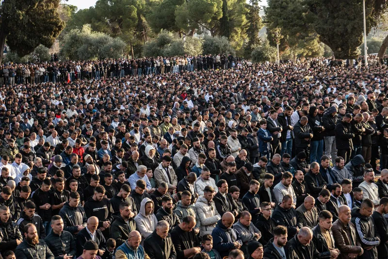 Mescid-i Aksa'da 120 bin kişi bayram namazı kıldı (AA)