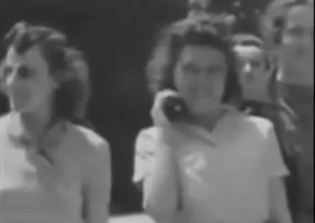 86-yillik-kare-olay-oldu-fotograftaki-kadin-1938-yilinda-telefonla-mi-konusuyor-1710757352238.jpg