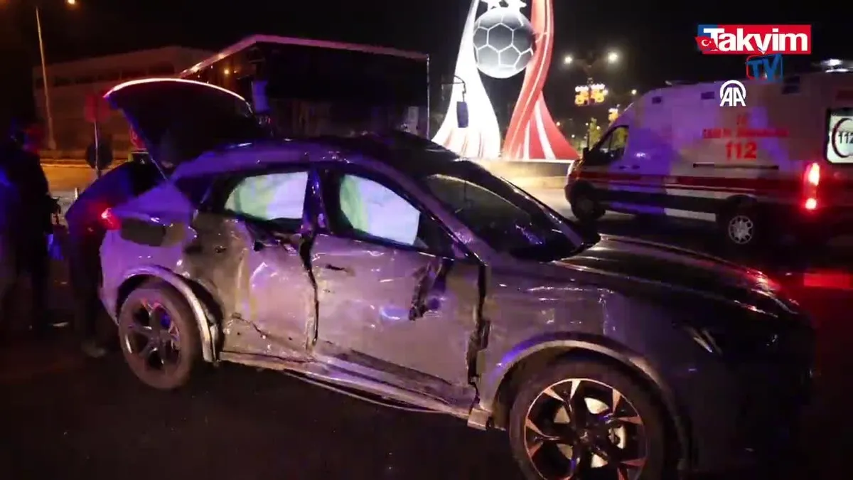 Halk otobüsü ile otomobilin çarpıştığı kazada 9 kişi yaralandı