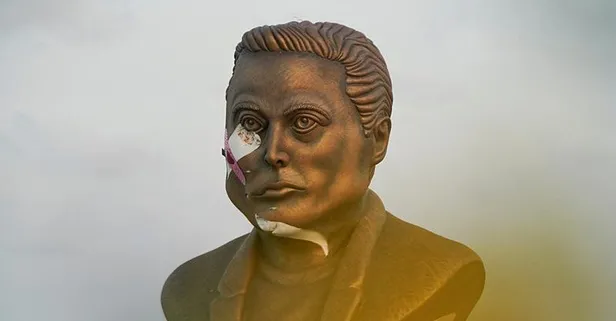 Teksas’ta şoke eden olay! Elon Musk’ın heykeline saldırdılar