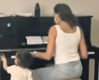 Azra Akın kızı Arya ile piyano başında