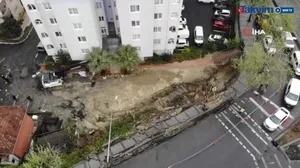 Küçükçekmece’de istinat duvarı çöktü