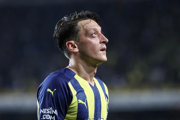 fenerbahcede-mesut-ozil-krizi-buyuyor-derbi-kadrosuna-alinmadi-1637182603495.jpeg Fenerbahçe'de Mesut Özil krizi büyüyor! Derbi kadrosuna alınmadı-16
