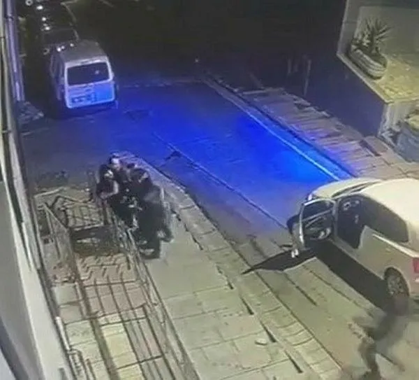 istanbul-kagithanede-uyusturucu-saticilari-sucustu-yakalandi-o-anlar-kamerada-1642261027655.jpeg İstanbul Kağıthane'de uyuşturucu satıcıları suçüstü yakalandı! O anlar kamerada-6