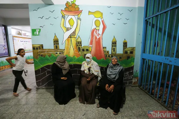 SON DAKİKA: Filistinli aileler çocuklarını İsrail bombalarından korumak için okullara sığındı - 13