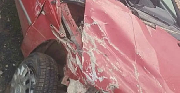 Edirne’de feci kaza! Tıra arkadan çarpan otomobil hurdaya döndü: 2 yaralı