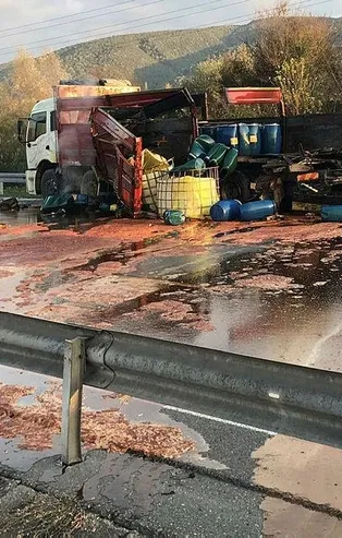 Asit yüklü kamyona çarptı, TEM trafiğe kapandı