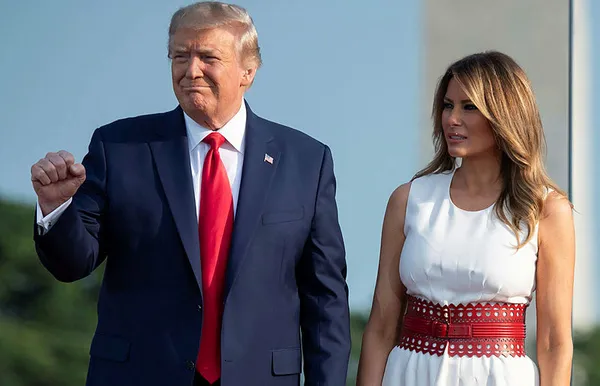 donald-trump-ve-melania-trump-beyaz-saraydan-ayrildiktan-sonra-ilk-kez-birlikte-goruntulendi-1613731392781.jpg