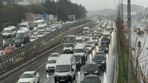 istanbulda-yagmur-trafigi-yogunluk-yuzde-85-ulasti-trafik-durma-noktasina-geldi-1681317100007.jpeg