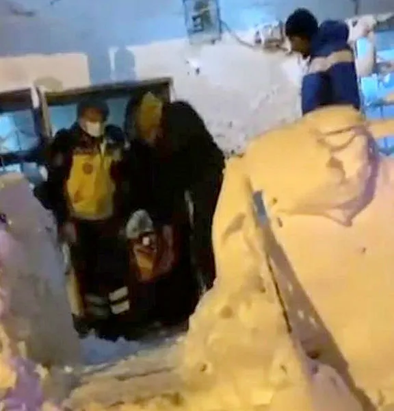 aksarayda-kar-ve-tipiden-yolu-kapanan-koyde-kalp-krizi-geciren-kisi-hastaneye-ulastirildi-1618086529840.jpg