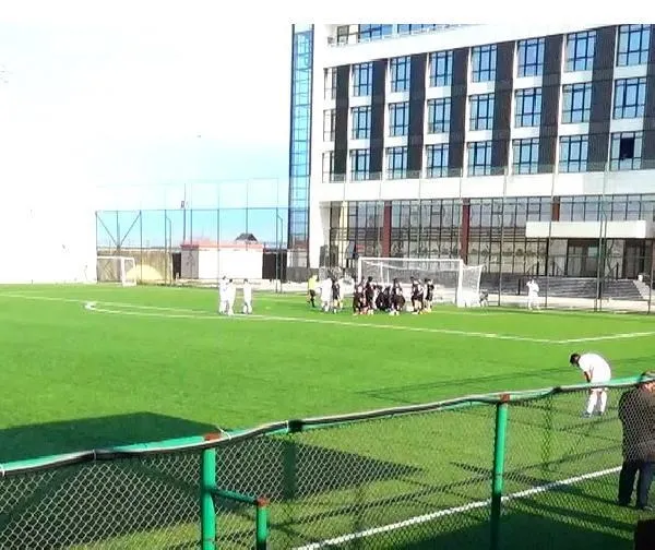 Lig maçında korku dolu anlar: Hava topunda rakibiyle çarpışan genç futbolcu beyin kanaması geçirdi-3