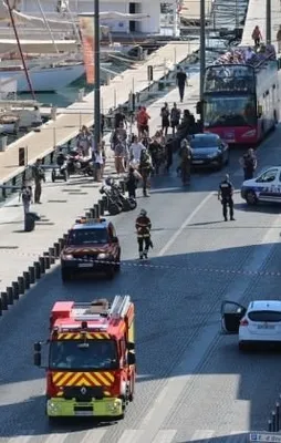 Marsilya'da araç otobüs durağına daldı