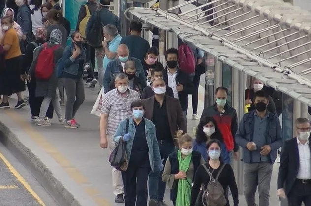 Metrobüsler normalleşmenin ilk gününde de yoğun! Vatandaş duruma isyan etti!