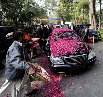 Başbakan güllerle karşılandı