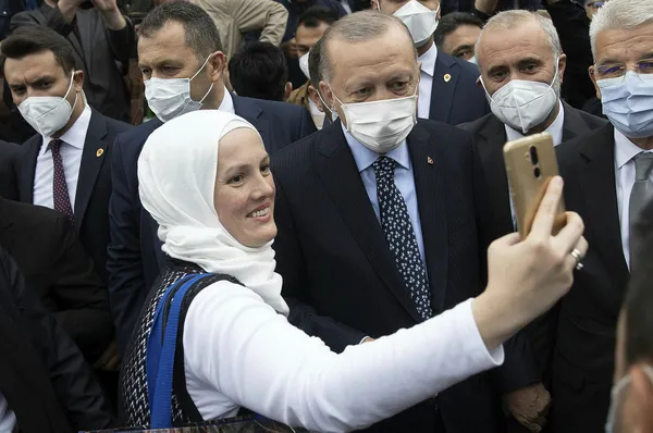 baskan-recep-tayyip-erdogan-bosna-hersekte-sevgi-selinin-ortasinda-kaldi-1630066360879.jpg