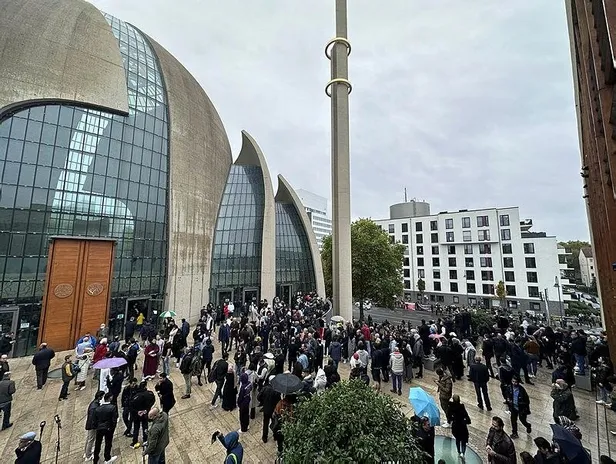 almanyada-ezan-ilk-kez-hoparlorden-okundu-rahatsiz-olan-lgbtliler-eylem-yapti-1665786053475.jpeg Almanya’da ezan ilk kez hoparlörden okundu! Rahatsız olan LGBT’liler eylem yaptı-5