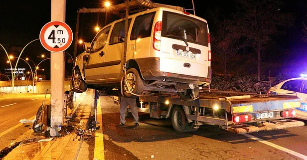 Hafif ticari araç yön levhası direğine çarptı: 1'i ağır, 4 yaralı