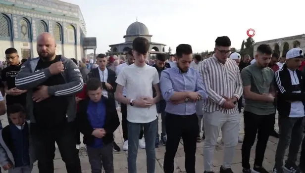 Filistin'de 200 bin kişi bayram namazını kılmak için Mescid-i Aksa'da bir araya geldi