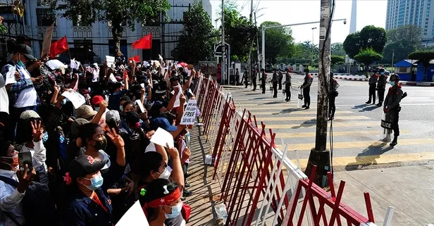 Myanmar'da darbe! Polis plastik mermiyle müdahale etti! 27 kişi gözaltına alındı