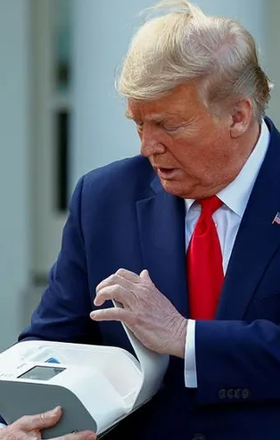 ABD Başkanı Trump, koronavirüs toplantısında cihaz tanıttı: 120 bin maskeyi dezenfekte ediyor
