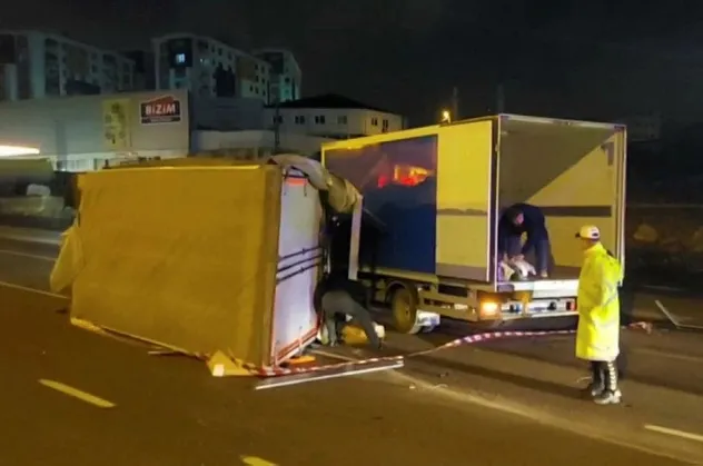 Pendik'te kontrolden çıkan kamyonet kamyona çarptı yan yattı