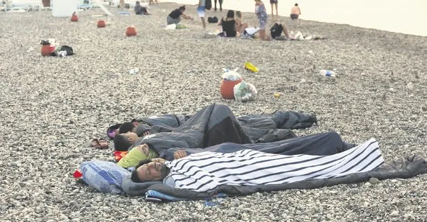 Sıcaktan bunalan Antalyalılar Konyaaltı Sahili’ne taşındı