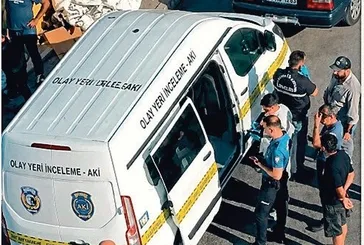 Beylikdüzü’nde evinin önünde fenalaşan kadın hastaneye giderken hayatını kaybetti