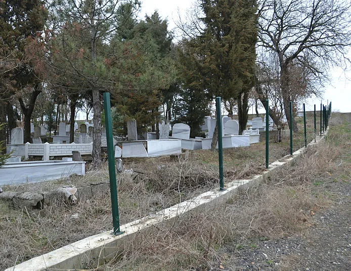 Bunu da gördük! Mezarlık demirlerini çaldılar