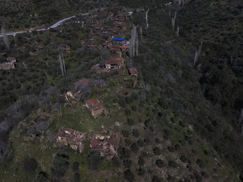 hayalet-koyde-sadece-3-evde-yasam-var-egenin-unutulan-cenneti-1776518147885.jpg Hayalet köyde sadece 3 evde yaşam var: Ege’nin unutulan cenneti-9