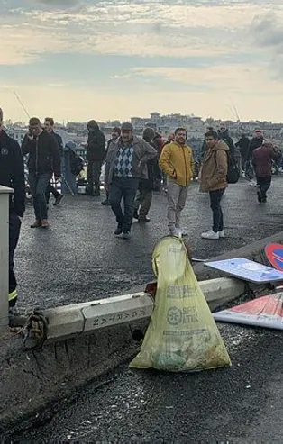 Galata Köprüsü'nde direk devrildi! Tramvay seferleri aksadı