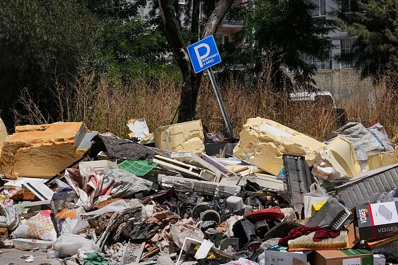 chp-izmiri-kaderine-terk-etti-sanayi-sitesi-copluge-dondu-esnaf-isyan-etti-1781554786453.jpeg CHP İzmir'i kaderine terk etti | Sanayi sitesi çöplüğe döndü: Esnaf isyan etti-3