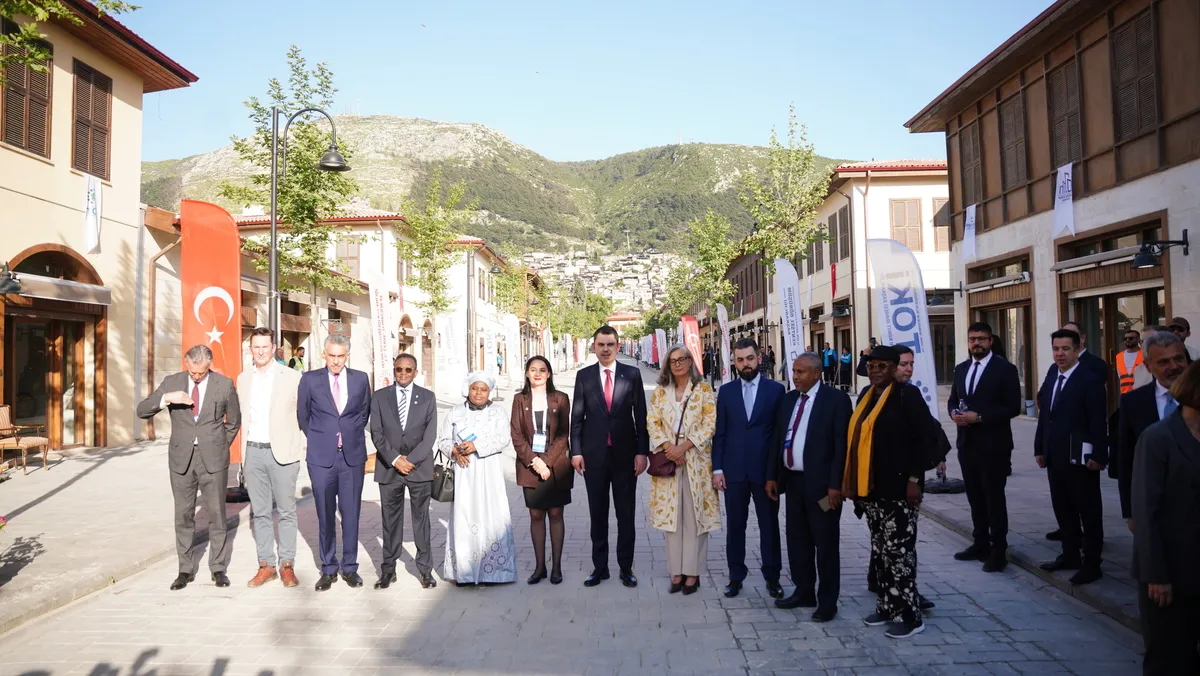 yabanci-bakanlar-hataydaki-insa-seferberligini-inceledi-gorduklerimiz-inanilmaz-dunya-turkiyeden-cok-sey-ogren-1778494989782.jpg Yabancı bakanlar ve Birleşmiş Milletler temsilcileri, kısa sürede yüz binlerce konutun inşa edilmesini hayranlıkla karşıladıklarını bildirdi.