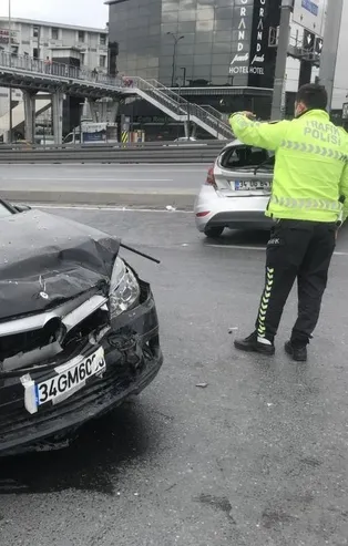 Son dakika: E-5 Haramidere’de trafiği kilitleyen kaza | İstanbul yol durumu