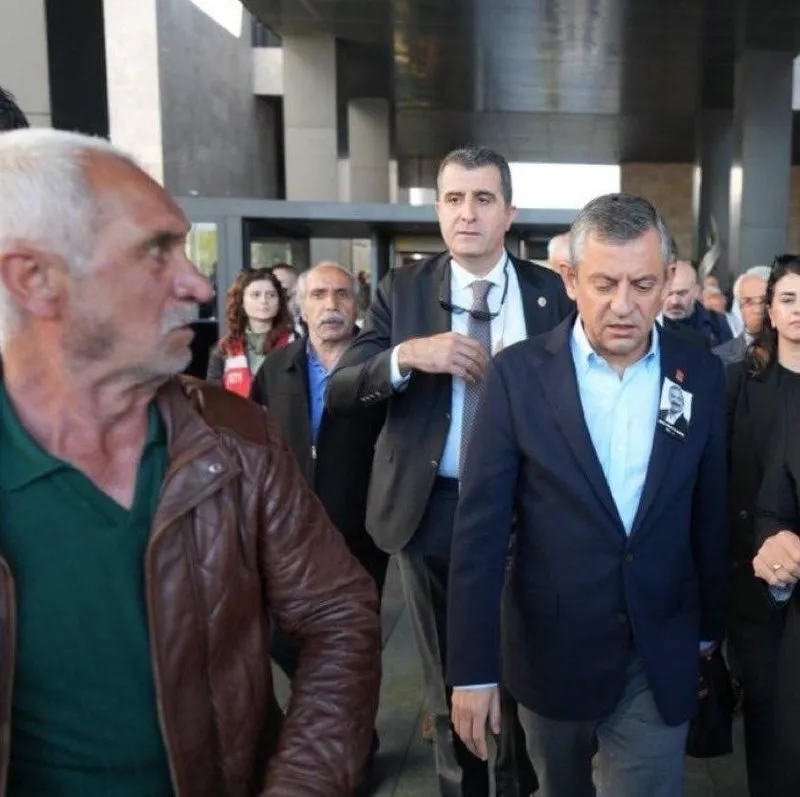 terorsuz-turkiye-surecine-cia-mossad-mudahalesi-sirri-sureyya-onder-uzerinden-mesaj-ozgur-ozele-saldirinin-ark-1746355908517.jpeg Terörsüz Türkiye sürecine CIA - MOSSAD müdahalesi! Sırrı Süreyya Önder üzerinden mesaj... Özgür Özel'e saldırının arka planı-1