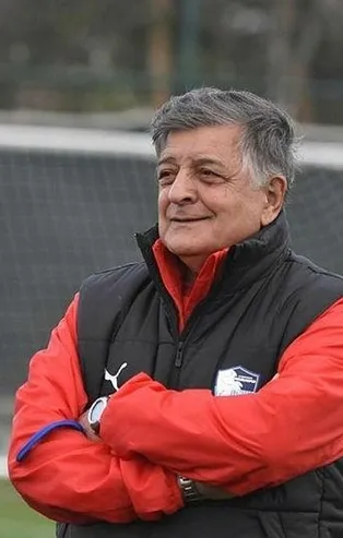 Yılmaz Vural'dan Fenerbahçe sinyali! "“Fenerbahçe atkısını takmışım, Ali Koç’tan telefon bekliyorum”