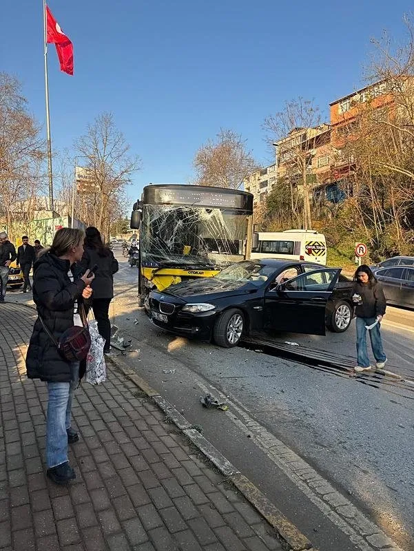 Sarıyer'de İETT otobüsü otomobile çarptı (DHA)