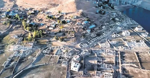 Karakurt Barajı’nda sular çekildi, eski köy yeniden ortaya çıktı
