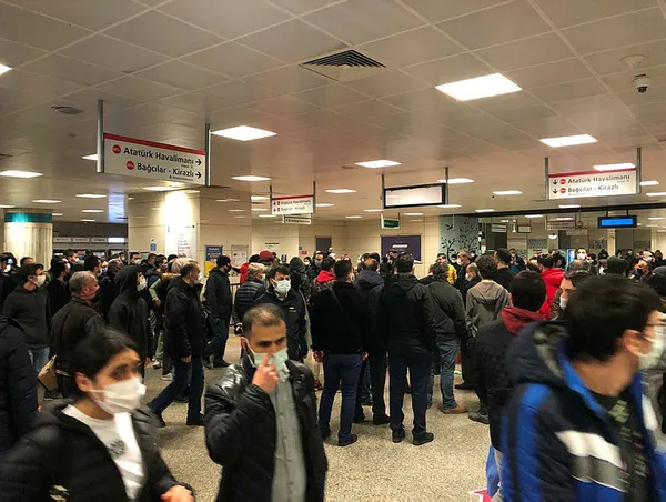 istanbulda-yine-metro-arizasi-yenikapi-bayrampasa-arasinda-metro-seferleri-durduruldu-1614619081225.jpg