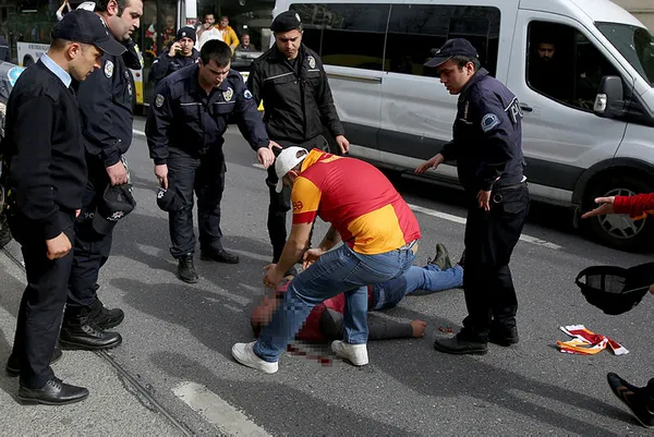 Galatasaraylı taraftar otobüsten düştü!-3