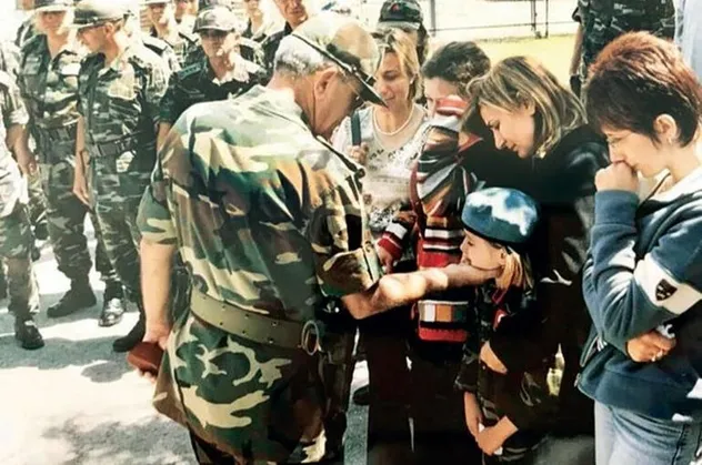 Şehit Ali Bezik'in cenazesine mavi bere ile katılan kızı Batın Bezik komando oldu