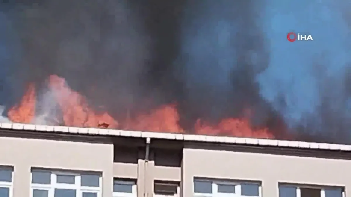 Rize’de çatı yangını paniğe neden oldu