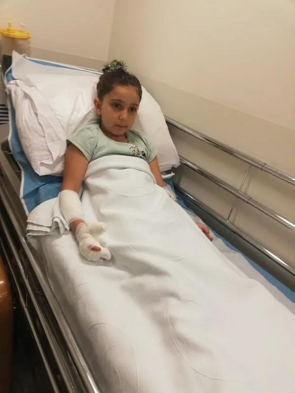 6-yasindaki-elif-kucuksorgulunun-girdigi-mr-sonrasi-eli-ve-kolunda-yaniklar-olustu-anneden-isyan-eden-sozler-1653904283317.jpg 6 yaşındaki Elif Küçüksorgulu'nun girdiği MR sonrası eli ve kolunda yanıklar oluştu! Anneden isyan eden sözler-2