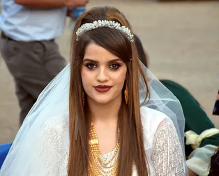 Aşiret düğününde dudak uçuklatan takı